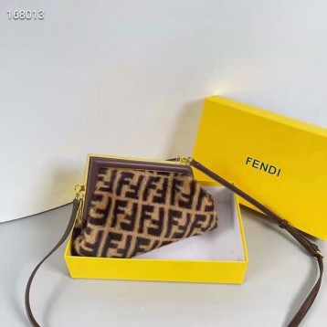 FENDI フェンディ 2021年最新なクラシックな ショルダーバッグ